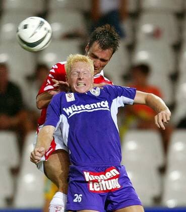 Andreas Ibertsberger (vorn, Salzburg) im Zweikampf Fußball Herren tmobileBundesliga 2003 2004, 1. Österreichische Liga, SV Wüstenrot Salzburg - Liebherr Grazer AK 1:2 Gruppe Salzburg Dynamik,