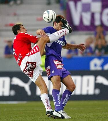 Mario Tokic (li., Graz) mit hohem Bein gegen Dominic Hassler (Salzburg) Fußball Herren tmobileBundesliga 2003 2004, 1. Österreichische Liga, SV Wüstenrot Salzburg - Liebherr Grazer AK 1:2 Gruppe Salzburg Dynamik, Kampf,