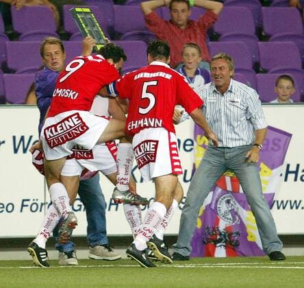 Torjubel Graz, v.li.: Naumoski (9), Ehmann (5) und Trainer Walter Schachner Fußball Herren tmobileBundesliga 2003 2004, 1. Österreichische Liga, Salzburg - Liebherr Grazer AK 1:2, GAK, Gruppe Salzburg Begeisterung, Freude,