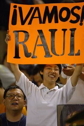 Ein weiblicher asiatischer Fan von Raul Gonzalez (Real) mit einem Plakat Fußball Herren Saisonvorbereitung 2003 2004, Real Madrid, Test, Testspiel Einzelbild Peking Freude,