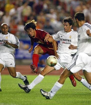 Li Yi (2.v.li., Dragon Team) gegen Francisco Pavon (2.v.re.) und Roberto Carlos (li., beide Real) Fußball Herren Saisonvorbereitung 2003 2004, Primera Division, Real Madrid, Test, Testspiel Gruppe Peking Dynamik,