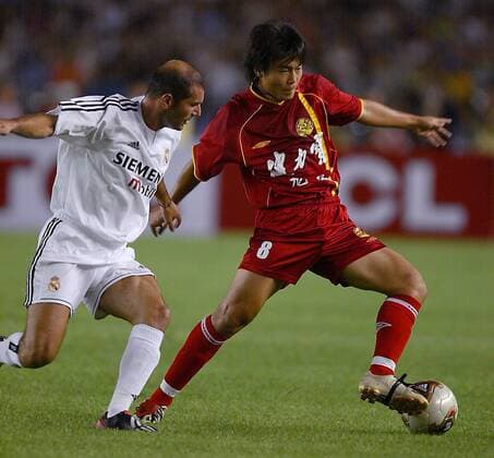 Shen Si (re., Dragon Team) gegen Zinedine Zidane (Real) Fußball Herren Saisonvorbereitung 2003 2004, Real Madrid, Test, Testspiel Gruppe Peking Dynamik,