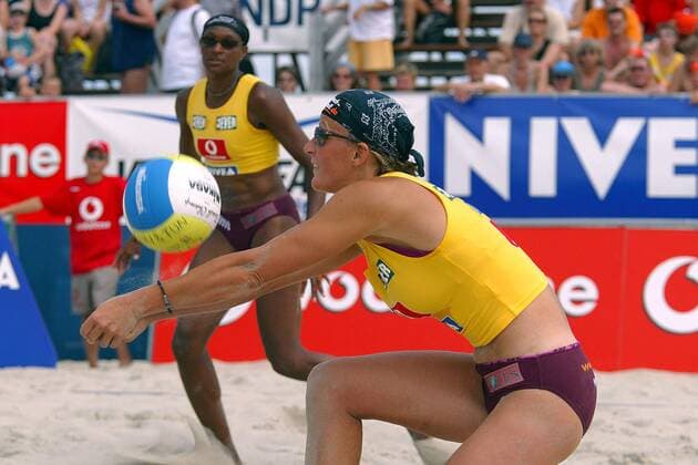 Ines Pianka (vorn) - Ballannahme, hinten: Tonya Williams (beide SSG Hamm Deutschland) Beachvolleyball Damen Vodafone Masters 2003, Beach, Vdig Gruppe St. Peter Ording