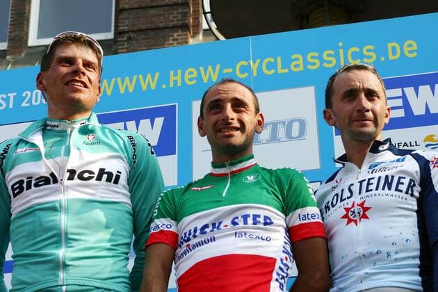 Sieger Paolo Bettini (Italien Quick Step Davitamon, Mitte) zwischen dem Zweiten Davide Rebellin (Italien Gerolsteiner, re.) und dem Dritten Jan Ullrich (Deutschland Bianchi) Radsport Herren HEW Cyclassics 2003, Straßenradsport, Straße, Rad Gruppe Hamburg Freude,