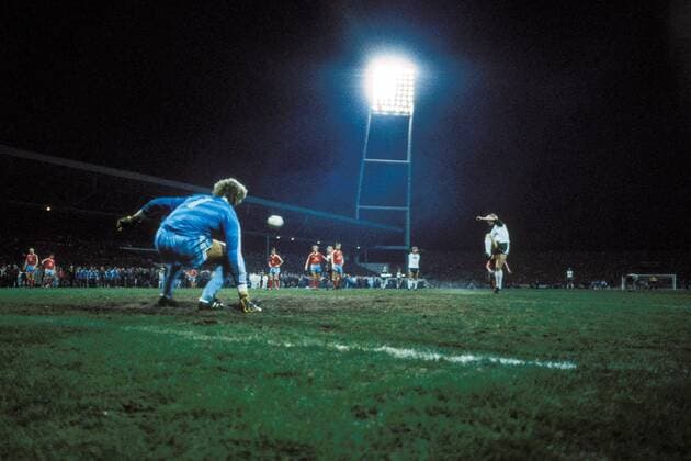 Der klassische Fehlschuss - Michael Kutzop (Bremen) setzt den entscheidenden Handelfmeter gegen Torwart Jean-Marie Pfaff (Bayern) an den Pfosten Fußball 1. BL Herren Saison 1985 1986, SV Werder Bremen - FC Bayern München 0:0, Vdig Totale Weserstadion Bremen Dynamik,