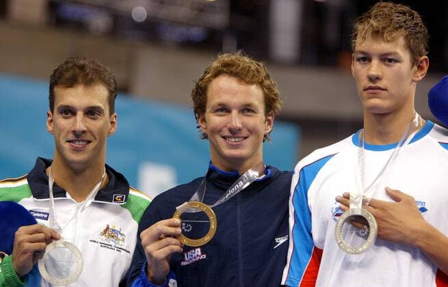 Siegerehrung 100m Rücken v.li.: Matthew Welsh (Australien), Aaron Peirsol (USA) und Arkady Vyatchanin (Rußland) Schwimmen WM Herren Weltmeisterschaft 2003, Schwimmsport, Gruppe Barcelona
