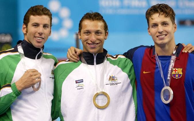 Siegerehrung 200m Freistil v.re.: Pieter van den Hoogenband (Niederlande), Weltmeister Ian Thorpe und Grant Hackett (beide Australien) Schwimmen WM Herren Weltmeisterschaft 2003, Schwimmsport, Gruppe Barcelona Freude,