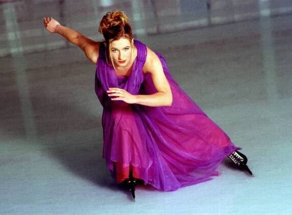 Claudia Pechstein (Deutschland) dreht für ein Shooting auf dem Eis ein paar Runden im Abendkleid Eisschnellauf Damen Eisschnelllauf 2003, Eisschnellaufen, Eisschnelllaufen, Fotoshooting, Fototermin, Vneg Einzelbild