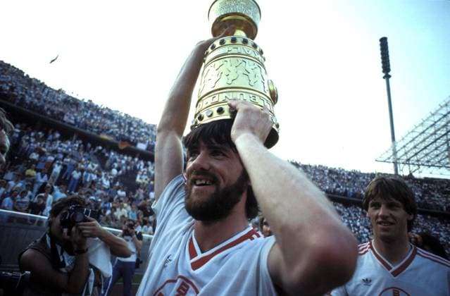 Fußball, DFB-Pokalfinale 1984 1985, FC Uerdingen 05 - FC Bayern München Friedhelm Funkel (Uerdingen) feiert den Pokalsieg mit dem DFB-Pokal als Kopfbedeckung Fußball 1. BL Herren DFB-Pokalfinale 1984 1985 , Bayer 05 Uerdingen, Pokalsieger, Endspiel, Finale, Pokal, Pokalspiel Totale Berlin Freude,