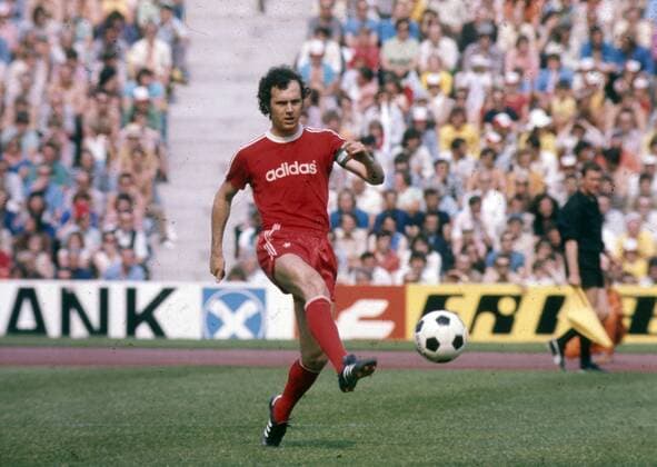Franz Beckenbauer (Bayern) am Ball Fußball 1. BL Herren Saison 1974 1975, FC Bayern München Einzelbild München Dynamik,