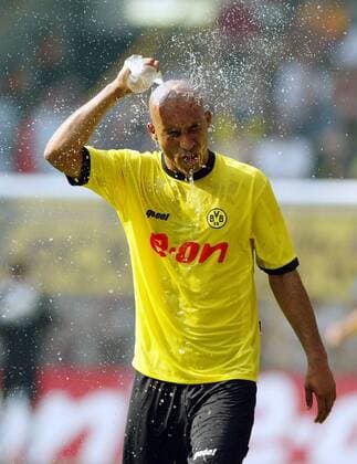 Leonardo Dede (BVB) erfrischt sich am heißesten Bundesligaspieltag mit einem Wasserbeutel Fußball 1. BL Herren Saison 2003 2004, Borussia Dortmund Einzelbild Dortmund