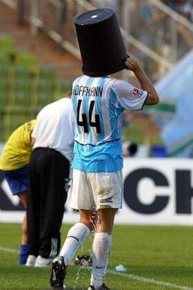 Torben Hoffmann (1860) stülpt sich wegen der großen Hitze gleich einen ganzen Wassereimer über den Kopf Fußball 1. BL Herren Saison 2003 2004, TSV 1860 München Einzelbild München Komik