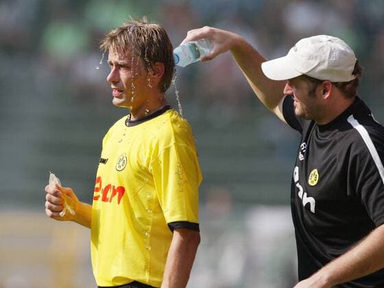 Andre Bergdölmo (li.) wird von Physiotherapeut Ralph Frank (beide BVB) wegen der großen Hitze mit Wasser abgekühlt Fußball 1. BL Herren Saison 2003 2004, Borussia Dortmund Gruppe Dortmund
