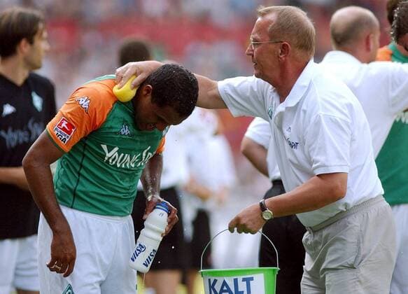 Zeugwart Detlev Kollra (re.) verschafft Ailton (beide Bremen) bei großer Hitze mit einem Schwamm Abkühlung Fußball 1. BL Herren Saison 2003 2004, SV Werder Bremen, Vdig Gruppe Bremen
