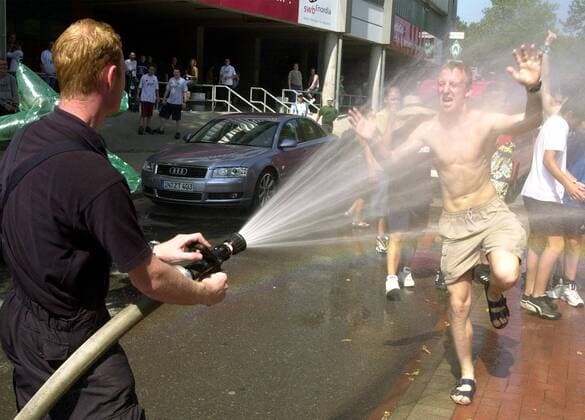 Das Abkühlungsangebot durch die Feuerwehr wird von den Bremer Fans dankend angenommen Fußball 1. BL Herren Saison 2003 2004, SV Werder Bremen, Vdig Gruppe Bremen