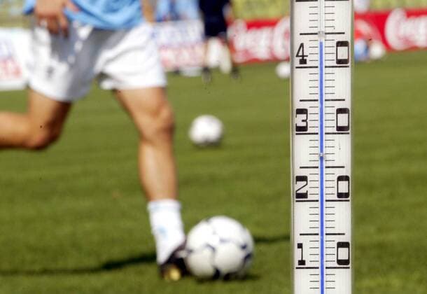 Am heißesten Spieltag aller Zeiten müssen die Profis ihr Spiel bei über 40 Grad Celsius absolvieren Fußball 1. BL Herren Saison 2003 2004, TSV 1860 München - FC Schalke 04 1:1, Vdig Einzelbild München