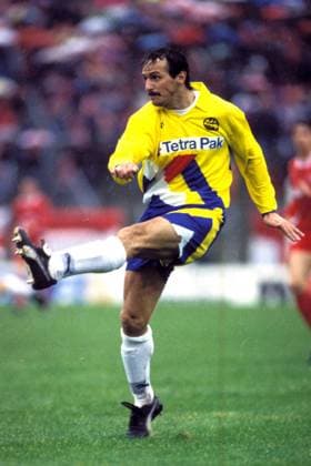 Jan Furtok (Frankfurt) zieht ab Fußball 1. BL Herren Saison 1994 1995, Eintracht Frankfurt, Vdia Einzelbild Frankfurt M. Dynamik,