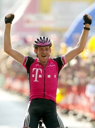 Rolf Aldag (Deutschland Team Telekom) gewinnt den Sparkassengiro 2003 in Bochum Radsport Herren 6. Internationaler SparkassenGiro 2003, Straße, Rad, Straßenradsport Einzelbild Bochum Freude,