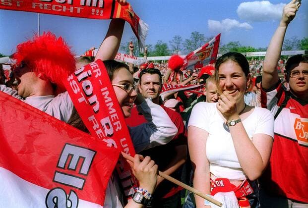 Die Unioner Fans feiern den Aufstieg Fußball Herren Regionalliga Nord 2000 2001, 3. Liga, 1. FC Union Berlin Totale Berlin Glück, Freude, Begeisterung,