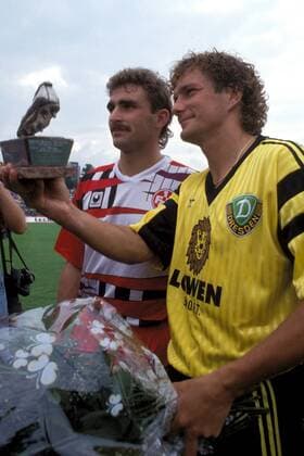 Thorsten Gütschow (vorn, Dresden) wird als letzter Torschützenkönig der NOFV-Oberliga 1990 1991 mit dem goldenen Schuh geehrt, daneben Stefan Kuntz (Lautern) Fußball 1. BL Herren DEUTSCHSPRACHIGE SPORTZEITSCHRIFTEN UND -ZEITUNGEN NUR NACH RÜCKSPRACHE, Saison 1991 1992 Gruppe Dresden