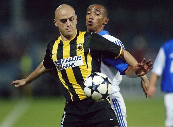 Grigorios Georgatos (Athen, vorn) am Ball gegen Eduardo (Zürich) Fußball EC 1 Herren Champions League Qualifikation 2003 2004, Grasshopper Club Zürich - AEK Athen 1:0, Vdig Gruppe Zürich