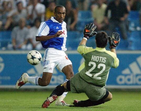 Eduardo (Zürich, li.) überwindet Torwart Dionisis Hiotis (Athen) Fußball EC 1 Herren Champions League Qualifikation 2003 2004, Grasshopper Club Zürich - AEK Athen 1:0, Vdig Gruppe Zürich Dynamik,