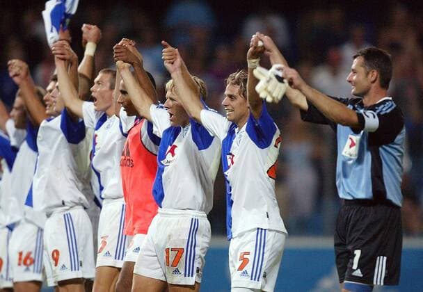 Richard Nunez (5) und Christoph Spycher (17, beide Grasshoppers) lassen sich mit den anderen Spielern zusammen feiern Fußball EC 1 Herren Champions League Qualifikation 2003 2004, Grasshopper Club Zürich, Vdig Gruppe Zürich Freude,
