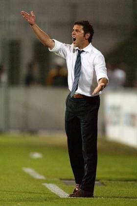 Trainer Marcel Koller (Grasshoppers) gibt ungeduldig Anweisungen Fußball EC 1 Herren Champions League Qualifikation 2003 2004, Grasshopper Club Zürich, Vdig Einzelbild Zürich Ungeduld, Wut,