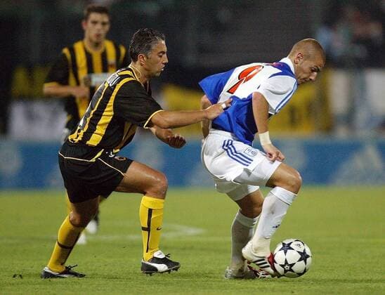 Mladen Petric (Grasshoppers, re.) am Ball gegen Nikos Kostenoglou (Athen) Fußball EC 1 Herren Champions League Qualifikation 2003 2004, Grasshopper Club Zürich - AEK Athen 1:0, Vdig Gruppe Zürich