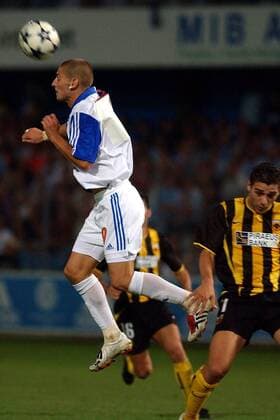 Mladen Petric (Grasshoppers, li.) gegen Kostas Katsouranis (Athen) Fußball EC 1 Herren Champions League Qualifikation 2003 2004, Grasshopper Club Zürich - AEK Athen 1:0, Vdig Gruppe Zürich Dynamik, Höhe,