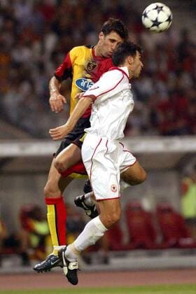 Hakan Sükür (li., Galatasaray) gegen Yordan Varbanov (ZSKA Sofia) Fußball EC 1 Herren Champions League Qualifikation 2003 2004, Galatasaray Istanbul - ZSKA Sofia 3:0, CSKA, Vdig Gruppe Istanbul Dynamik,