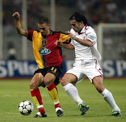 Hasan Sas (li., Galatasaray) gegen Todor Yanchev (ZSKA Sofia) Fußball EC 1 Herren Champions League Qualifikation 2003 2004, Galatasaray Istanbul - ZSKA Sofia 3:0, CSKA, Vdig Gruppe Istanbul Dynamik,
