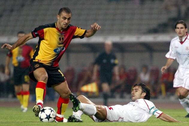 Hasan Sas (li., Galatasaray) gegen Todor Yanchev (ZSKA Sofia) Fußball EC 1 Herren Champions League Qualifikation 2003 2004, Galatasaray Istanbul - ZSKA Sofia 3:0, CSKA, Vdig Gruppe Istanbul Dynamik,