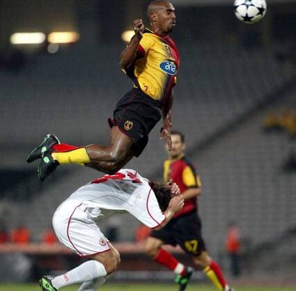 Joao Batista (oben, Galatasaray) überspringt im Luftkampf Velizar Dimitrov (ZSKA Sofia) Fußball EC 1 Herren Champions League Qualifikation 2003 2004, Galatasaray Istanbul - ZSKA Sofia 3:0, CSKA, Vdig Gruppe Istanbul Dynamik, Höhe,