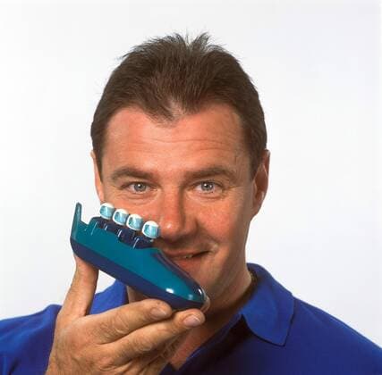 Bundestrainer Wolfgang Hoppe (Deutschland) mit einem Miniaturbob Bobsport Damen Shooting 2003, Fotoshooting, Fototermin, Studio, Fotostudio, Studioshooting, Studiotermin, Porträt Berlin Freude,