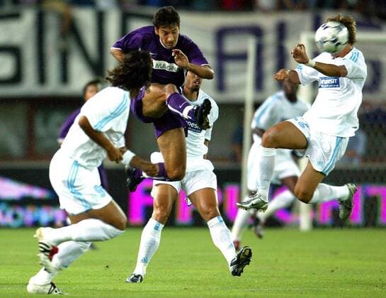 Ivica Vastic (Austria Wien, Mitte) gegen Sitschew (re.) und Mido (beide Marseille) Fußball EC 1 Herren Champions League Qualifikation 2003 2004, FK Austria Memphis Magna Wien - Olympique de Marseille 0:1 Gruppe Wien Dynamik,