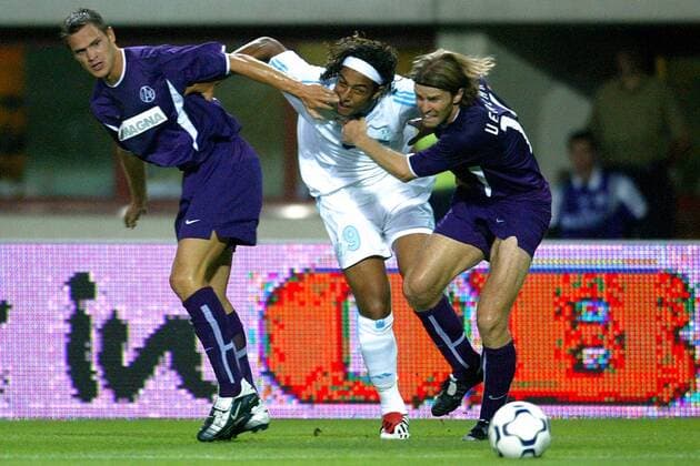 Ahmed Mido Hossam (Marseille, Mitte) wird von Frank Verlaat (re.) und Ernst Dospel (beide Austria Wien) in die Mangel genommen Fußball EC 1 Herren Champions League Qualifikation 2003 2004, FK Austria Memphis Magna Wien - Olympique de Marseille 0:1 Gruppe Wien Dynamik, Kampf,