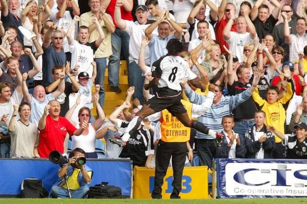 Louis Saha (Fulham) - Torjubel vor den feiernden Fans Fußball Herren English Premier League 2003 2004, 1. Englische Liga, FC Fulham Totale London Begeisterung, Freude,