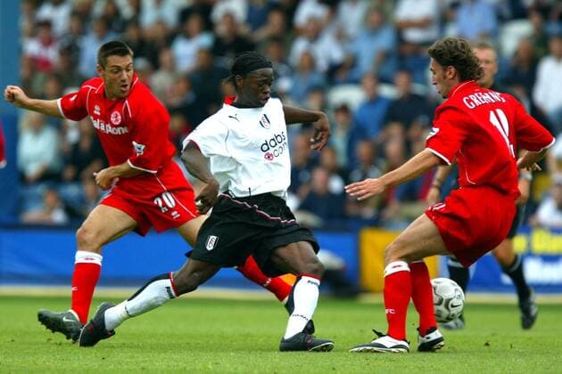 Louis Saha (Mitte, Fulham) gegen Jonathan Greening (re.), Guidoni Junior Doriva (beide Middlesbrough) schaut zu Fußball Herren English Premier League 2003 2004, 1. Englische Liga, FC Fulham - FC Middlesbrough 3:2 Gruppe London Dynamik,