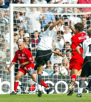 Junichi Inamoto (2.v.li., Fulham) zieht ab, Alan Wright (li.) und Chris Riggott (beide Middlesbrough) sind machtlos Fußball Herren English Premier League 2003 2004, 1. Englische Liga, FC Fulham - FC Middlesbrough 3:2 Gruppe London Dynamik,