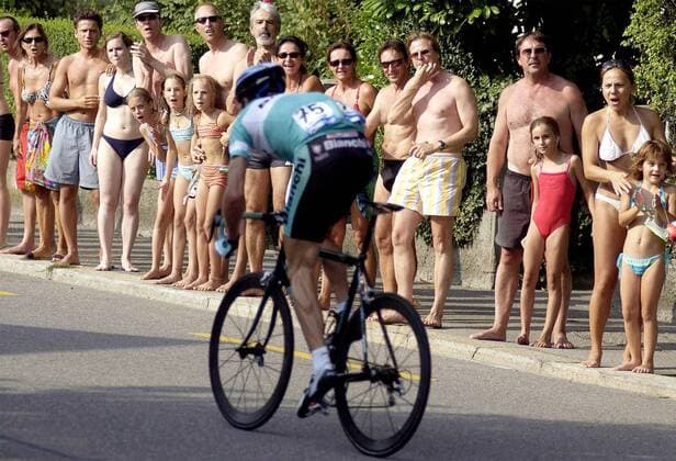 Ausreißer Jan Ullrich (Deutschland Bianchi) fährt am spärlich bekleideten Publikum vorbei - VERÖFFENTLICHUNGSRECHTE NUR FÜR DEUTSCHE MEDIEN Radsport Herren 90. Züri-Metzgete 2003, Straßenradsport, Straße, Rad Totale Zürich
