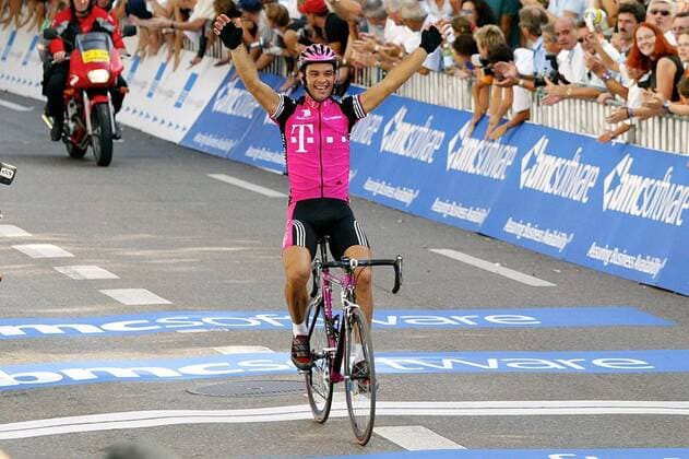 Daniele Nardello (Italien Team Telekom) fährt als Sieger über die Ziellinie - VERÖFFENTLICHUNGSRECHTE NUR FÜR DEUTSCHE MEDIEN Radsport Herren 90. Züri-Metzgete 2003, Straßenradsport, Straße, Rad, Saisonhighlight Totale Zürich Freude, Begeisterung,