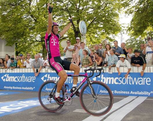 Daniele Nardello (Italien Team Telekom) fährt als Sieger über die Ziellinie - VERÖFFENTLICHUNGSRECHTE NUR FÜR DEUTSCHE MEDIEN Radsport Herren 90. Züri-Metzgete 2003, Straßenradsport, Straße, Rad Einzelbild Zürich