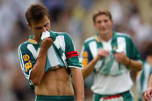 Rene Wagner (Rapid) schnäuzt enttäuscht in sein Trikot Fußball Herren tmobileBundesliga 2003 2004, 1. österreichische Liga, SK Rapid Wien Einzelbild Wien Enttäuschung,
