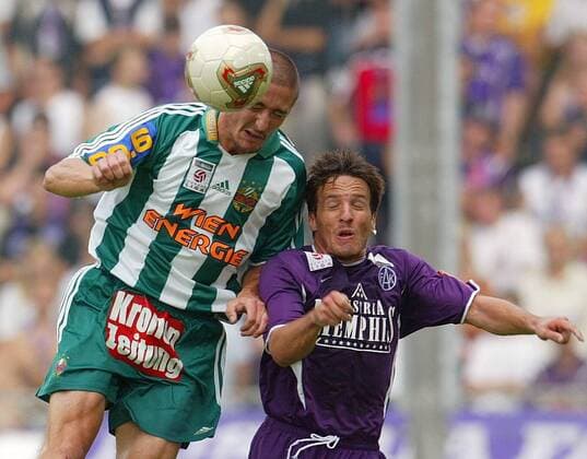 Marcin Adamski (Rapid, li.) gegen Richard Kitzbichler (Austria) Fußball Herren tmobileBundesliga 2003 2004, 1. österreichische, SK Rapid Wien - FK Austria Memphis Magna Wien 2:2 Gruppe Derby, Lokalderby, Ortsderby, Stadtderby Wien Dynamik,