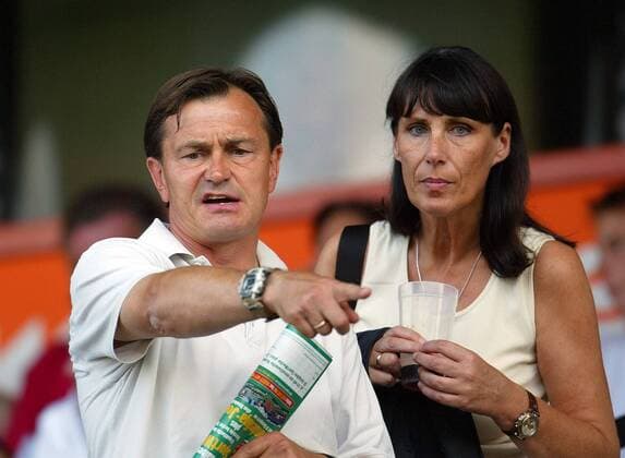 Trainer Ewald Lienen (Gladbach) in weiblicher Begleitung Fußball 1. BL Herren tmobileBundesliga 2003 2004, 1. österreichische Liga, Borussia Mönchengladbach Gruppe Wien Spannung,