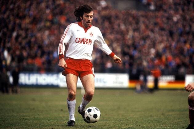 Jürgen Groh (Lautern) am Ball Fußball 1. BL Herren DEUTSCHSPRACHIGE SPORTZEITSCHRIFTEN UND -ZEITUNGEN NUR NACH RÜCKSPRACHE, Saison 1977 1978 Einzelbild Kaiserslautern Dynamik,