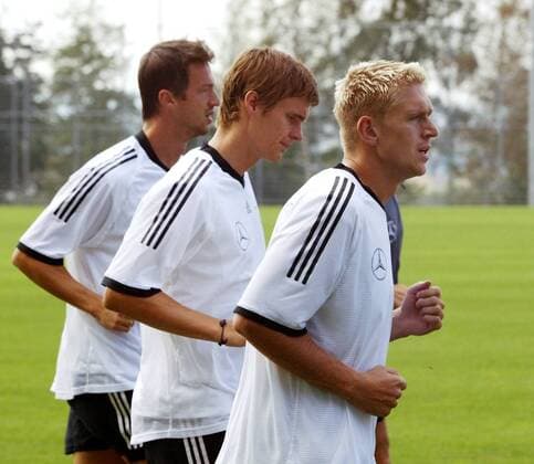 Lauftraining, v.re.: Christian Rahn, Sebastian Kehl, Bobic (alle Deutschland) Fußball Herren Nationalmannschaftstraining 2003, Nationalmannschaft, Nationalteam, Training, Nationaltrikot, Gruppe Ruit bei Stuttgart