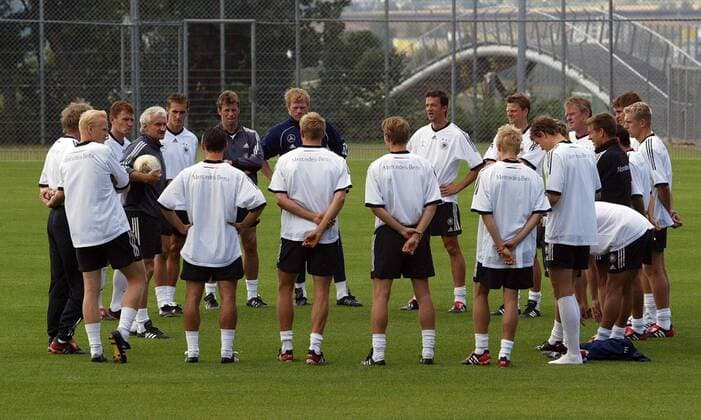 Teamchef Rudi Völler (4.v.li., Deutschland) bei der Mannschaftsbesprechung Fußball Herren Nationalmannschaftstraining 2003, Nationalmannschaft, Nationalteam, Training, Totale Ruit bei Stuttgart
