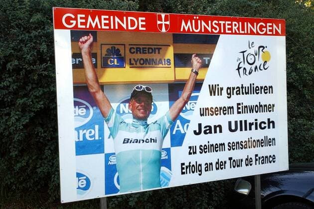 Herzlicher Empfang für Jan Ullrich (Deutschland Bianchi) in der Gemeinde Münsterlingen in Scherzingen, seiner neuen Schweizer Wahlheimat: Wir gratulieren unserem Einwohner Jan Ullrich zu seinem sensationellen Erfolg an der Tour de France Radsport Herren Straßenradsport 2003, Straße, Rad, Empfangen, Vdig Einzelbild Scherzingen